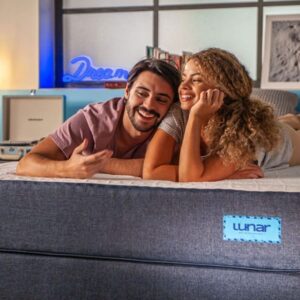 Imagem do Colchão Alinhador de Coluna Eko 7, exibido em ambiente claro, destacando sua estrutura ergonômica e acabamento premium.
